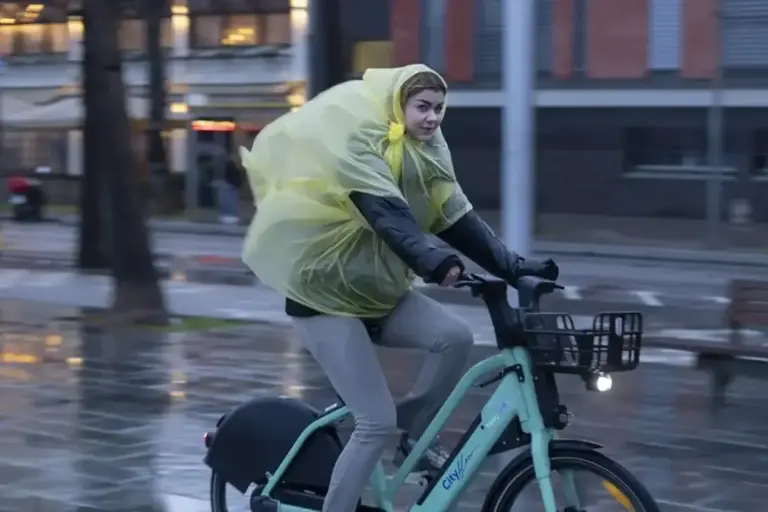 FOTOGRAFÍA. CIUDAD DE BARCELONA (BARCELONA) CATALUÑA (ESPAÑA), 18 DE ENERO DE 2026. Lunes de lluvias fuertes y nevadas con importantes acumulados. Detalle de una mujer desplazándose en bicicleta en la ciudad de Barcelona, Comunidad Autónoma de Cataluña (España), este domingo. Efe