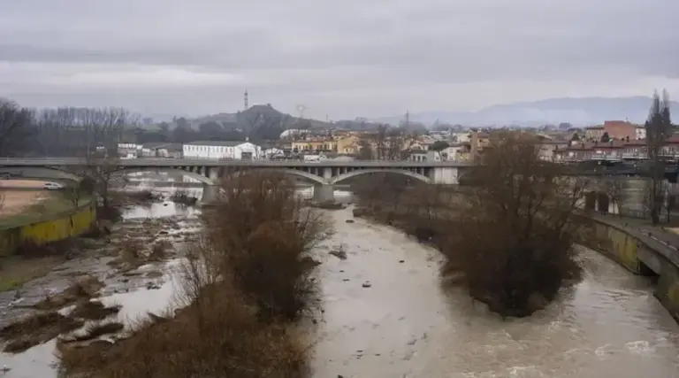 FOTOGRAFÍA. MANLLEU (BARCELONA) CATALUÑA (ESPAÑA), 18 DE ENERO DE 2026. Detalle de una vista del río Ter a su paso por el municipio de Manlleu, en la provincia de Barcelona, Comunidad Autónoma de Cataluña (España), este domingo. Efe