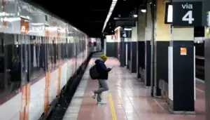 FOTOGRAFÍA. BARCELONA (CATALUÑA) ESPAÑA, 29 DE ENERO DE 2026. Un viajero atiende a su dispositivo móvil en la estación de Fabra i Puig de Barcelona. Efe 