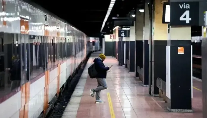 FOTOGRAFÍA. BARCELONA (CATALUÑA) ESPAÑA, 29 DE ENERO DE 2026. Un viajero atiende a su dispositivo móvil en la estación de Fabra i Puig de Barcelona. Efe 