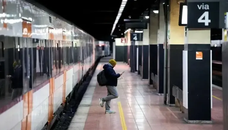 FOTOGRAFÍA. BARCELONA (CATALUÑA) ESPAÑA, 29 DE ENERO DE 2026. Un viajero atiende a su dispositivo móvil en la estación de Fabra i Puig de Barcelona. Efe 