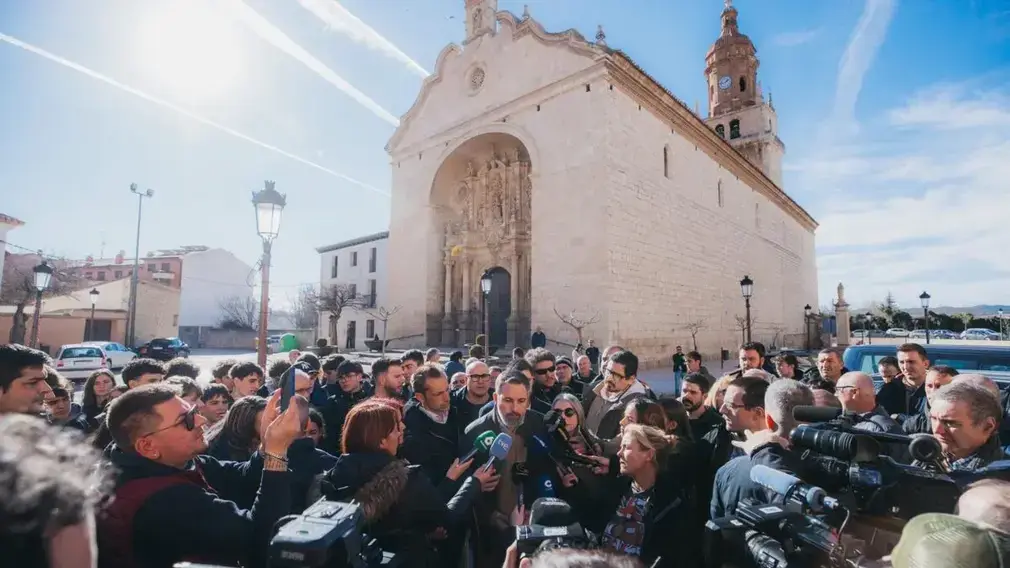 FOTOGRAFÍA. CALAMOCHA (ARAGÓN) ESPAÑA, 13 DE ENERO DE 2026. El presidente de VOX, Santiago Abascal Conde, atiende a los medios de comunicación hoy en Calamocha (Aragón), dentro de los actos de precampaña electoral de Elecciones Aragón 8F. Lasvocesdelpueblo (Ñ Pueblo)