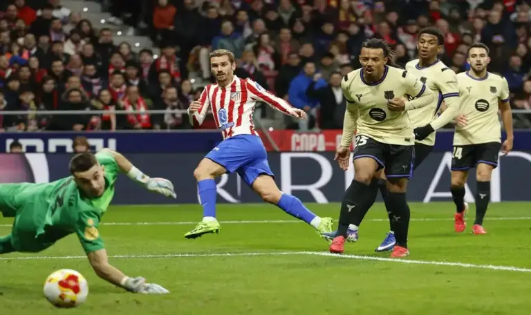 FOTOGRAFÍA. MADRID (ESPAÑA), 12 DE FEBRERO DE 2026. Semifinales Copa del Rey | El Atlético destroza al Barça en una noche memorable (4-0). El delantero del Atlético de Madrid Antoine Griezmann dispara para marcar su gol, segundo del equipo rojiblanco, durante el partido de ida de la semifinales de la Copa del Rey que Atlético de Madrid y FC Barcelona disputan en el estadio Metropolitano, en Madrid. Efe
