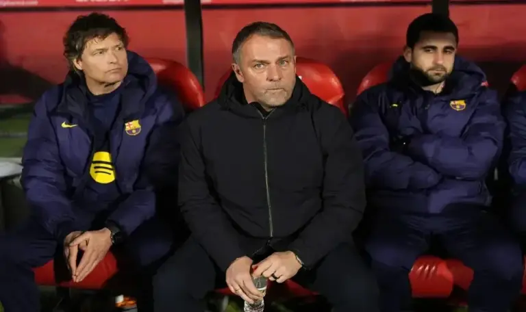 FOTOGRAFÍA. GERONA (CATALUÑA) ESPAÑA, 16 DE FEBRERO DE 2026. El entrenador del Barcelona, Hansi Flick (c), antes del partido de LaLiga de fútbol que Girona FC y FC Barcelona disputan este lunes en el estadio de Moltilivi. Efe