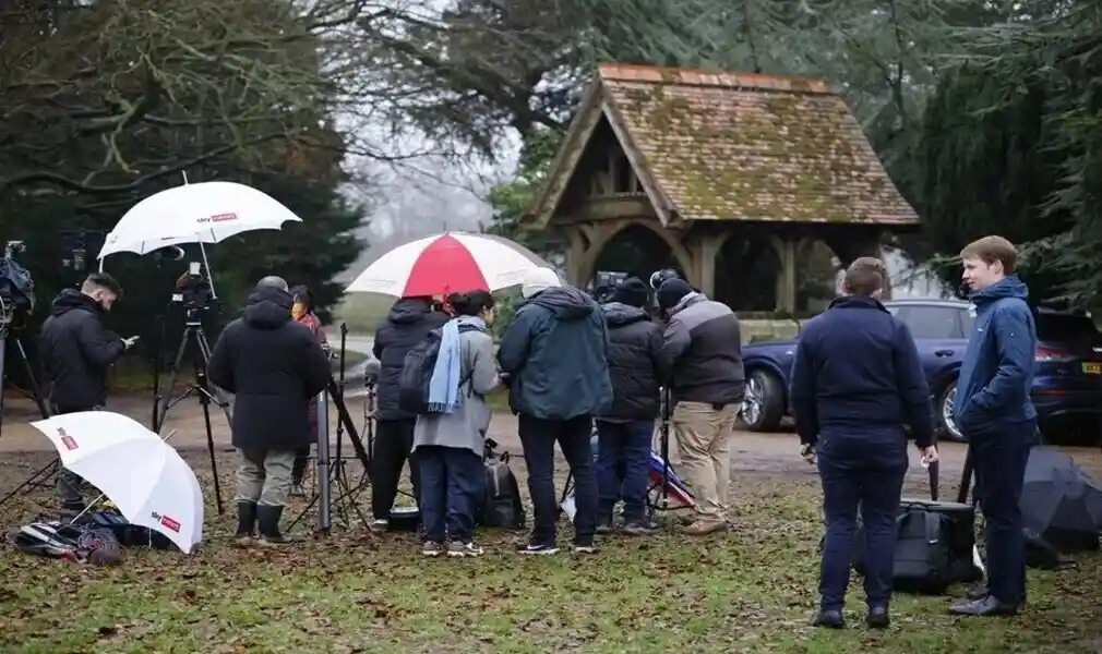 FOTOGRAFÍA. SANDRINGHAM (NORFOLK) GRAN BRETAÑA, 20 DE FEBRERO DE 2026. Investigan si el príncipe Andrés facilitó explotación sexual de menores. Medios de comunicación en las inmediaciones de la residencia actual del expríncipe Andrés, en Sandringham, Reino Unido. Efe