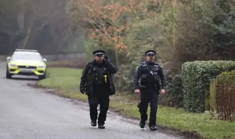 FOTOGRAFÍA. SANDRINGHAM (NORFOLK) GRAN BRETAÑA, 20 DE FEBRERO DE 2026. Investigan si el príncipe Andrés facilitó explotación sexual de menores . Policías británicos patrullan en las inmediaciones de la residencia del expríncipe Andrés, en Sandringham, Norfolk, Gran Bretaña. Efe