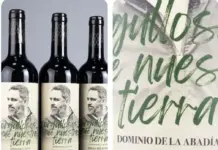 FOTOGRAFÍA. MADRID (ESPAÑA), 17 DE FEBRERO DE 2026. VOX hace un llamado a sus varios millones de votantes y simpatizantes, "brindemos juntos por España" con el vino Ribera del Duero "Edición Especial" crianza 2020, firma "Orgullos demuestra tierra" junto al cartel del líder opositor español y presidente de la formación, Santiago Abascal Conde, "Pack 3 Botellas 45 euros". Porque, alegan desde calle Bambú 12 de Madrid, "sabemos que defender nuestras ideas a veces agota, y que después de una larga jornada de trabajo por España, uno se merece un descanso a la altura. Por eso, hemos pensado que la mejor forma de compartir nuestras victorias y momentos de unión es con una buena copa en la mano, pero no una cualquiera; queremos presentarte nuestro Ribera del Duero Edición Especial "Orgullos demuestra tierra", una pieza de coleccionista diseñada para esos brindis que saben a principios y a libertad. ¿Por qué este vino y no otro? Identidad: Una etiqueta que no deja indiferente a nadie (ideal para poner nerviosos a tus invitados). Orgullo: Un producto de nuestra tierra para gente que valora lo nuestro. Conversación: El centro de todas las miradas en cualquier reunión de amigos. Es una tirada limitada para nuestros afiliados y simpatizantes, porque queremos que los primeros en brindar seáis vosotros. Venta prohibida a menores de 18 años [https://www.tiendaoficialvox.es/products/pack-2-botellas-de-vino-orgullosos-de-nuestra-tierra?]. Lasvocesdelpueblo (Ñ Pueblo)