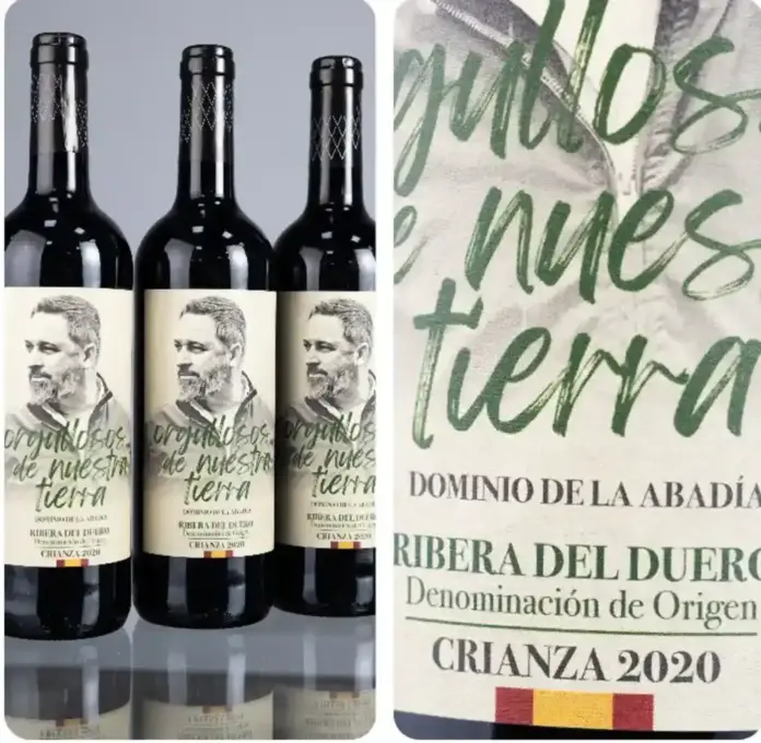 FOTOGRAFÍA. MADRID (ESPAÑA), 17 DE FEBRERO DE 2026. VOX hace un llamado a sus varios millones de votantes y simpatizantes, "brindemos juntos por España" con el vino Ribera del Duero "Edición Especial" crianza 2020, firma "Orgullos demuestra tierra" junto al cartel del líder opositor español y presidente de la formación, Santiago Abascal Conde, "Pack 3 Botellas 45 euros". Porque, alegan desde calle Bambú 12 de Madrid, "sabemos que defender nuestras ideas a veces agota, y que después de una larga jornada de trabajo por España, uno se merece un descanso a la altura. Por eso, hemos pensado que la mejor forma de compartir nuestras victorias y momentos de unión es con una buena copa en la mano, pero no una cualquiera; queremos presentarte nuestro Ribera del Duero Edición Especial "Orgullos demuestra tierra", una pieza de coleccionista diseñada para esos brindis que saben a principios y a libertad. ¿Por qué este vino y no otro? Identidad: Una etiqueta que no deja indiferente a nadie (ideal para poner nerviosos a tus invitados). Orgullo: Un producto de nuestra tierra para gente que valora lo nuestro. Conversación: El centro de todas las miradas en cualquier reunión de amigos. Es una tirada limitada para nuestros afiliados y simpatizantes, porque queremos que los primeros en brindar seáis vosotros. Venta prohibida a menores de 18 años [https://www.tiendaoficialvox.es/products/pack-2-botellas-de-vino-orgullosos-de-nuestra-tierra?]. Lasvocesdelpueblo (Ñ Pueblo)