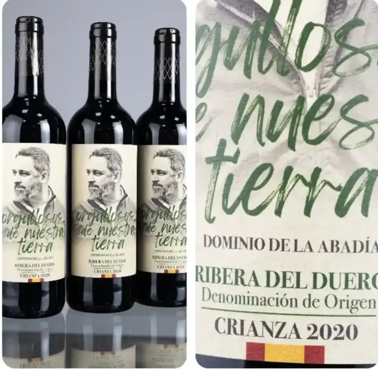 FOTOGRAFÍA. MADRID (ESPAÑA), 17 DE FEBRERO DE 2026. VOX hace un llamado a sus varios millones de votantes y simpatizantes, "brindemos juntos por España" con el vino Ribera del Duero "Edición Especial" crianza 2020, firma "Orgullos demuestra tierra" junto al cartel del líder opositor español y presidente de la formación, Santiago Abascal Conde, "Pack 3 Botellas 45 euros". Porque, alegan desde calle Bambú 12 de Madrid, "sabemos que defender nuestras ideas a veces agota, y que después de una larga jornada de trabajo por España, uno se merece un descanso a la altura. Por eso, hemos pensado que la mejor forma de compartir nuestras victorias y momentos de unión es con una buena copa en la mano, pero no una cualquiera; queremos presentarte nuestro Ribera del Duero Edición Especial "Orgullos demuestra tierra", una pieza de coleccionista diseñada para esos brindis que saben a principios y a libertad. ¿Por qué este vino y no otro? Identidad: Una etiqueta que no deja indiferente a nadie (ideal para poner nerviosos a tus invitados). Orgullo: Un producto de nuestra tierra para gente que valora lo nuestro. Conversación: El centro de todas las miradas en cualquier reunión de amigos. Es una tirada limitada para nuestros afiliados y simpatizantes, porque queremos que los primeros en brindar seáis vosotros. Venta prohibida a menores de 18 años [https://www.tiendaoficialvox.es/products/pack-2-botellas-de-vino-orgullosos-de-nuestra-tierra?]. Lasvocesdelpueblo (Ñ Pueblo)