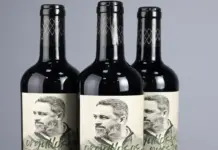 FOTOGRAFÍA. MADRID (ESPAÑA), 17 DE FEBRERO DE 2026. VOX hace un llamado a sus varios millones de votantes y simpatizantes, "brindemos juntos por España" con el vino Ribera del Duero "Edición Especial" crianza 2020, firma "Orgullos demuestra tierra" junto al cartel del líder opositor español y presidente de la formación, Santiago Abascal Conde, "Pack 3 Botellas 45 euros". Porque, alegan desde calle Bambú 12 de Madrid, "sabemos que defender nuestras ideas a veces agota, y que después de una larga jornada de trabajo por España, uno se merece un descanso a la altura. Por eso, hemos pensado que la mejor forma de compartir nuestras victorias y momentos de unión es con una buena copa en la mano, pero no una cualquiera; queremos presentarte nuestro Ribera del Duero Edición Especial "Orgullos demuestra tierra", una pieza de coleccionista diseñada para esos brindis que saben a principios y a libertad. ¿Por qué este vino y no otro? Identidad: Una etiqueta que no deja indiferente a nadie (ideal para poner nerviosos a tus invitados). Orgullo: Un producto de nuestra tierra para gente que valora lo nuestro. Conversación: El centro de todas las miradas en cualquier reunión de amigos. Es una tirada limitada para nuestros afiliados y simpatizantes, porque queremos que los primeros en brindar seáis vosotros. Venta prohibida a menores de 18 años [https://www.tiendaoficialvox.es/products/pack-2-botellas-de-vino-orgullosos-de-nuestra-tierra?]. Lasvocesdelpueblo (Ñ Pueblo)
