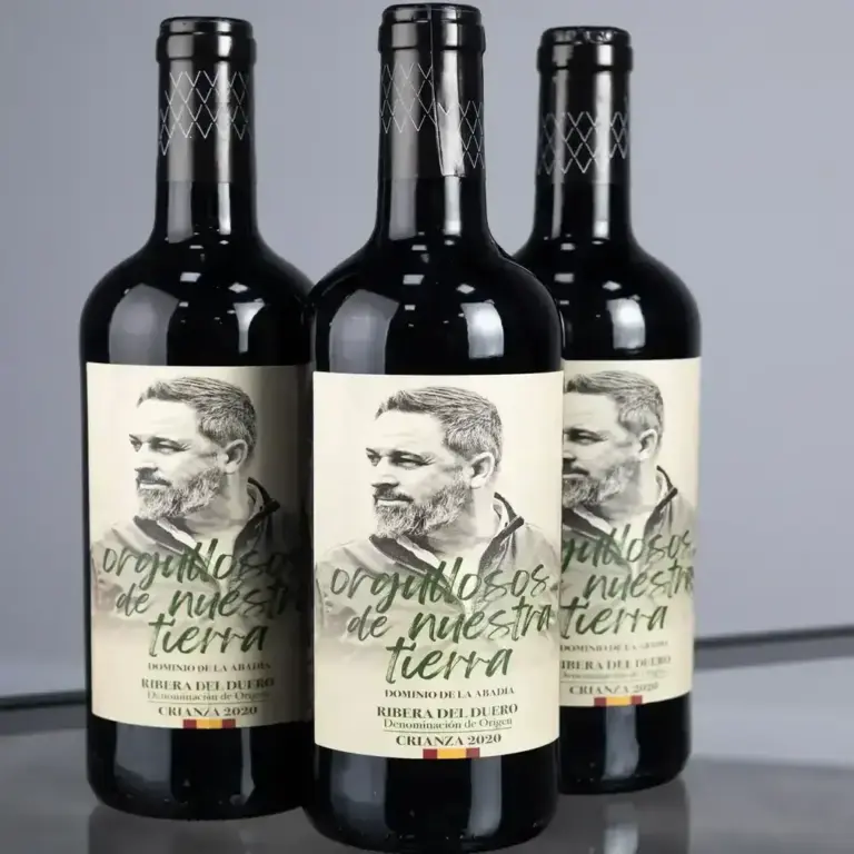 FOTOGRAFÍA. MADRID (ESPAÑA), 17 DE FEBRERO DE 2026. VOX hace un llamado a sus varios millones de votantes y simpatizantes, "brindemos juntos por España" con el vino Ribera del Duero "Edición Especial" crianza 2020, firma "Orgullos demuestra tierra" junto al cartel del líder opositor español y presidente de la formación, Santiago Abascal Conde, "Pack 3 Botellas 45 euros". Porque, alegan desde calle Bambú 12 de Madrid, "sabemos que defender nuestras ideas a veces agota, y que después de una larga jornada de trabajo por España, uno se merece un descanso a la altura. Por eso, hemos pensado que la mejor forma de compartir nuestras victorias y momentos de unión es con una buena copa en la mano, pero no una cualquiera; queremos presentarte nuestro Ribera del Duero Edición Especial "Orgullos demuestra tierra", una pieza de coleccionista diseñada para esos brindis que saben a principios y a libertad. ¿Por qué este vino y no otro? Identidad: Una etiqueta que no deja indiferente a nadie (ideal para poner nerviosos a tus invitados). Orgullo: Un producto de nuestra tierra para gente que valora lo nuestro. Conversación: El centro de todas las miradas en cualquier reunión de amigos. Es una tirada limitada para nuestros afiliados y simpatizantes, porque queremos que los primeros en brindar seáis vosotros. Venta prohibida a menores de 18 años [https://www.tiendaoficialvox.es/products/pack-2-botellas-de-vino-orgullosos-de-nuestra-tierra?]. Lasvocesdelpueblo (Ñ Pueblo)