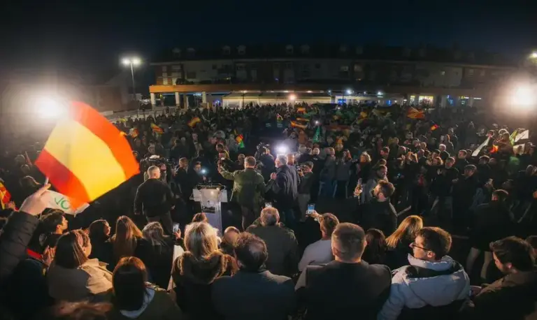 FOTOGRAFÍA. ARROYO DE LA ENCOMIENDA (VALLADOLID) CASTILLA Y LEÓN (ESPAÑA), 28 DE FEBERRO DE 2026. El candidato Pollán reclama una CyL segura y próspera. El presidente de VOX, Santiago Abascal Conde, acompañado por el candidato de la formación a la Presidencia de Castilla y León, Carlos Pollán Fernández, han participado este sábado en un acto de campaña electoral en Arroyo de la Encomienda (provincia de Valladolid). Abascal se refirió a la "idea nueva" del presidente del socialismo azul Partido Popular (PP), Alberto Núñez Feijóo, quien ha asegurado que "no hay que dividir el voto". Lasvocesdelpueblo (Ñ Pueblo)