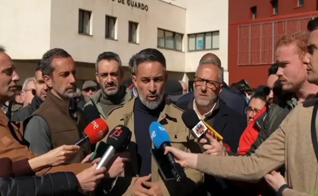 FOTOGRAFÍA. GUARDO (PALENCIA) CASTILLA Y LEÓN (ESPAÑA), 28 DE FEBRERO DE 2026. Abascal y Pollán piden el verdadero voto útil a VOX. El presidente de VOX y de Patriots of Europe, Santiago Abascal Conde (c); y el candidato de VOX a la Presidencia de la Junta de Castilla y León, Carlos Pollán Fernández (d); han ofrecido este sábado una rueda de prensa en plaza del Ayuntamiento de Guardo, en la provincia de Palencia, dentro de los actos de campaña electoral de los comicios autonómicos del próximo domingo 15 de marzo de 2026. Lasvocesdelpueblo (Ñ Pueblo)