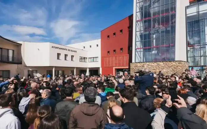 FOTOGRAFÍA. GUARDO (PALENCIA) CASTILLA Y LEÓN (ESPAÑA), 28 DE FEBRERO DE 2026. Abascal y Pollán piden el verdadero voto útil a VOX. El presidente de VOX y de Patriots of Europe, Santiago Abascal Conde (c); y el candidato de VOX a la Presidencia de la Junta de Castilla y León, Carlos Pollán Fernández (d); han ofrecido este sábado una rueda de prensa en plaza del Ayuntamiento de Guardo, en la provincia de Palencia, dentro de los actos de campaña electoral de los comicios autonómicos del próximo domingo 15 de marzo de 2026. Lasvocesdelpueblo (Ñ Pueblo)
