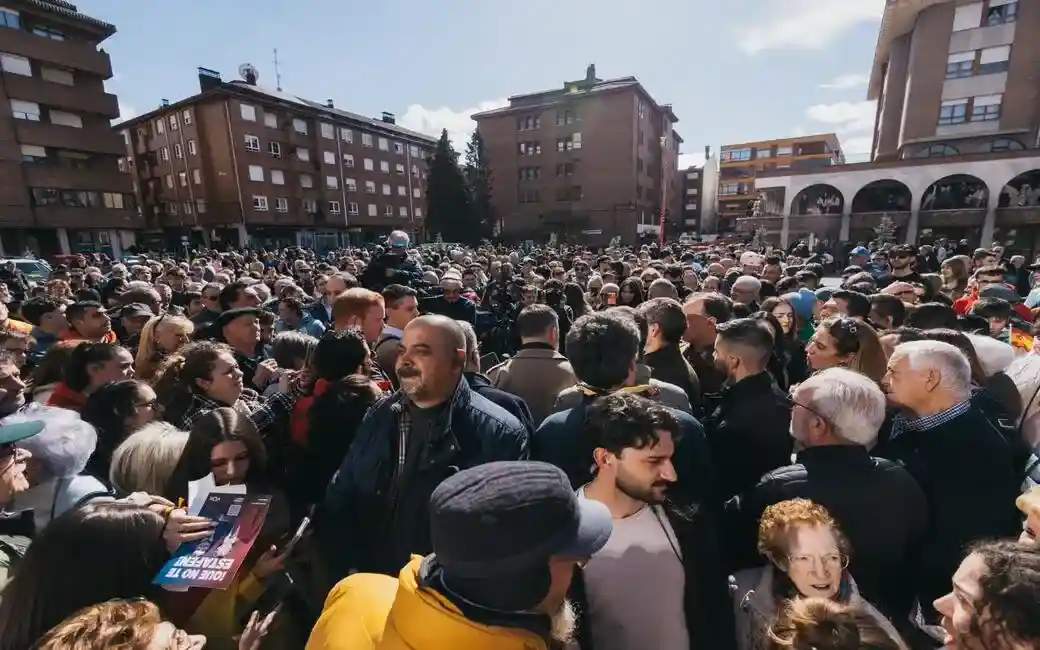 FOTOGRAFÍA. GUARDO (PALENCIA) CASTILLA Y LEÓN (ESPAÑA), 28 DE FEBRERO DE 2026. Abascal y Pollán piden el verdadero voto útil a VOX. El presidente de VOX y de Patriots of Europe, Santiago Abascal Conde; y el candidato de VOX a la Presidencia de la Junta de Castilla y León, Carlos Pollán Fernández; han ofrecido este sábado una rueda de prensa en plaza del Ayuntamiento de Guardo, en la provincia de Palencia, dentro de los actos de campaña electoral de los comicios autonómicos del próximo domingo 15 de marzo de 2026. Lasvocesdelpueblo (Ñ Pueblo)