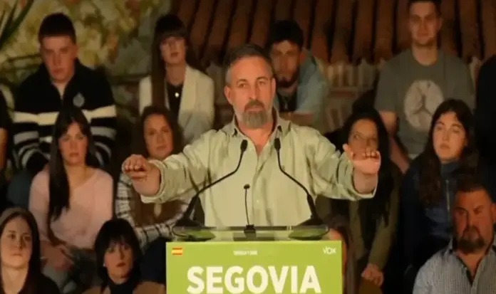 FOTOGRAFÍA. SEGOVIA (CASTILLA Y LEÓN), 20 DE FEBERRO DE 2026. Abascal desmonta la moderación del PP en un mitin en Segovia. El presidente de VOX, Santiago Abascal Conde; arropa a los candidatos de su formación: el candidato a presidir la Junta de Castilla y León, Carlos Pollán Fernández; y la cabeza de lista por Segovia a las Cortes de Castilla y León para los comicios del próximo 15 de marzo de 2026 (15M), Susana Suárez, en un mitin de precampaña electoral en Segovia. Lasvocesdelpueblo (Ñ Pueblo)