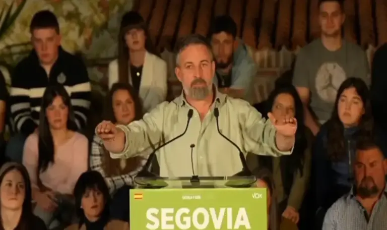 FOTOGRAFÍA. SEGOVIA (CASTILLA Y LEÓN), 20 DE FEBERRO DE 2026. Abascal desmonta la moderación del PP en un mitin en Segovia. El presidente de VOX, Santiago Abascal Conde; arropa a los candidatos de su formación: el candidato a presidir la Junta de Castilla y León, Carlos Pollán Fernández; y la cabeza de lista por Segovia a las Cortes de Castilla y León para los comicios del próximo 15 de marzo de 2026 (15M), Susana Suárez, en un mitin de precampaña electoral en Segovia. Lasvocesdelpueblo (Ñ Pueblo)
