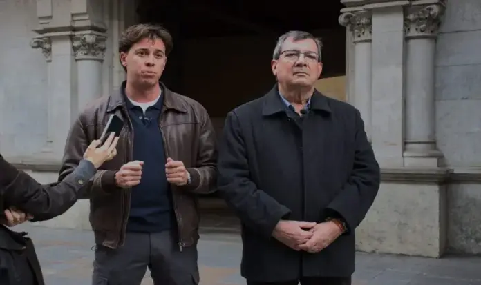 FOTOGRAFÍA. GERONA (CATALUÑA) ESPAÑA, 18 DE FEBRERO DE 2026. ERC y Junts financian la islamización del cementerio de Gerona. El Presidente del Comité Ejecutivo Provincial de VOX en Gerona (CEP) y Diputado por Gerona al Parlamento de Cataluña, Alberto Tarradas Peneque, junto al portavoz del Grupo Municipal de VOX en el Ayuntamiento de Gerona, Francisco Javier Domínguez García, denuncia la islamización del cementerio de Gerona, financiada con los impuestos de los vecinos de Gerona, norma impuesta por el régimen islamista tripartito de Ganamos Gerona, Junts per Catalunya (JxCat) y Esquerra Republicana de Catalunya (ERC). Lasvocesdelpueblo (Ñ Pueblo)