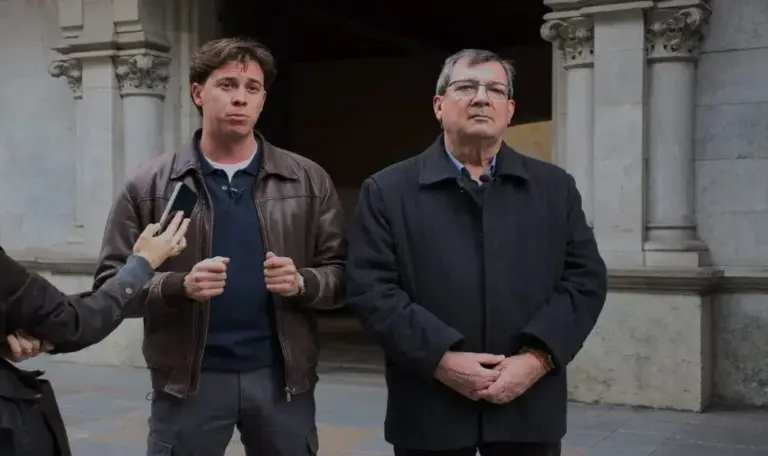 FOTOGRAFÍA. GERONA (CATALUÑA) ESPAÑA, 18 DE FEBRERO DE 2026. ERC y Junts financian la islamización del cementerio de Gerona. El Presidente del Comité Ejecutivo Provincial de VOX en Gerona (CEP) y Diputado por Gerona al Parlamento de Cataluña, Alberto Tarradas Peneque, junto al portavoz del Grupo Municipal de VOX en el Ayuntamiento de Gerona, Francisco Javier Domínguez García, denuncia la islamización del cementerio de Gerona, financiada con los impuestos de los vecinos de Gerona, norma impuesta por el régimen islamista tripartito de Ganamos Gerona, Junts per Catalunya (JxCat) y Esquerra Republicana de Catalunya (ERC). Lasvocesdelpueblo (Ñ Pueblo)