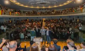 FOTOGRAFÍA. TARAZONA (ZARAGOZA) ARAGÓN (ESPAÑA), 04 DE FEBRERO DE 2026. El candidato de VOX a la Presidencia del Gobierno de la Comunidad Autónoma de Aragón, Alejandro Nolasco Asensio (2 i); registrado este miércoles durante el mitin celebrado en el Teatro Bellas Artes de Tarazona, clausurado por el presidente de VOX, Santiago Abascal Conde (2 d); y en el que también ha intervenido el portavoz nacional de Economía de VOX, José María Figaredo Álvarez-Sala (José María Figaredo) (i); junto al cabeza de lista de VOX por Zaragoza, Santiago Morón Sanjuan (d). Lasvocesdelpueblo (Ñ Pueblo)