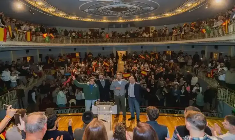 FOTOGRAFÍA. TARAZONA (ZARAGOZA) ARAGÓN (ESPAÑA), 04 DE FEBRERO DE 2026. El candidato de VOX a la Presidencia del Gobierno de la Comunidad Autónoma de Aragón, Alejandro Nolasco Asensio (2 i); registrado este miércoles durante el mitin celebrado en el Teatro Bellas Artes de Tarazona, clausurado por el presidente de VOX, Santiago Abascal Conde (2 d); y en el que también ha intervenido el portavoz nacional de Economía de VOX, José María Figaredo Álvarez-Sala (José María Figaredo) (i); junto al cabeza de lista de VOX por Zaragoza, Santiago Morón Sanjuan (d). Lasvocesdelpueblo (Ñ Pueblo)