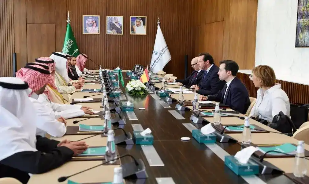 FOTOGRAFÍA. RIAD (ARABIA SAUDITA), 08 DE FEBRERO DE 2026. Inversión milmillonaria de España en red ferroviaria de Arabia Saudita. El ministro de Transportes y Movilidad Sostenible del Gobierno en minoría de España y dirigente del Partido Socialista (PSOE), Óscar Puente Santiago(2 d); ha anunciado este domingo una operación de 2.800 millones para empresas españolas en Arabia Saudí, con la continuidad de Renfe como operadora del proyecto Haramin, que conecta las ciudades de Meca y Medina, hasta 2038. Lasvocesdelpueblo (Ñ Pueblo