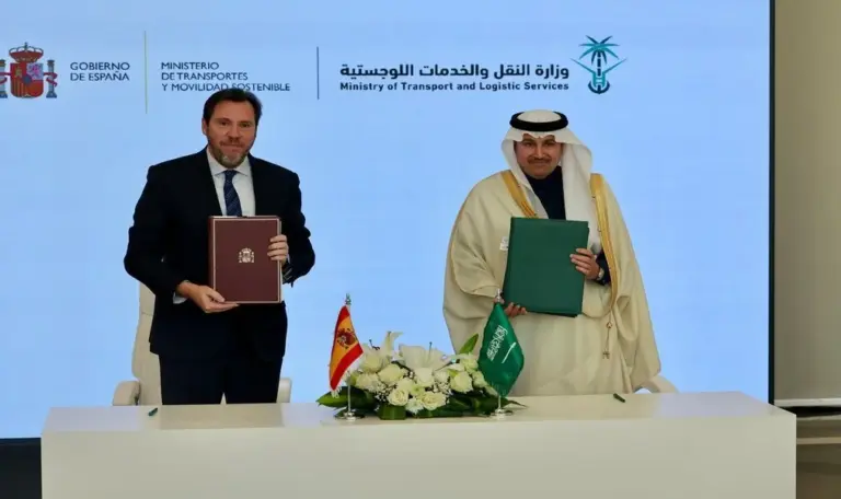 FOTOGRAFÍA. RIAD (ARABIA SAUDITA), 08 DE FEBRERO DE 2026. El ministro de Transportes y Movilidad Sostenible del Gobierno en minoría de España y dirigente del Partido Socialista (PSOE), Óscar Puente Santiago (i); ha anunciado este domingo una operación de 2.800 millones para empresas españolas en Arabia Saudí, con la continuidad de Renfe como operadora del proyecto Haramin, que conecta las ciudades de Meca y Medina, hasta 2038. lLasvocesdelpueblo (Ñ Pueblo