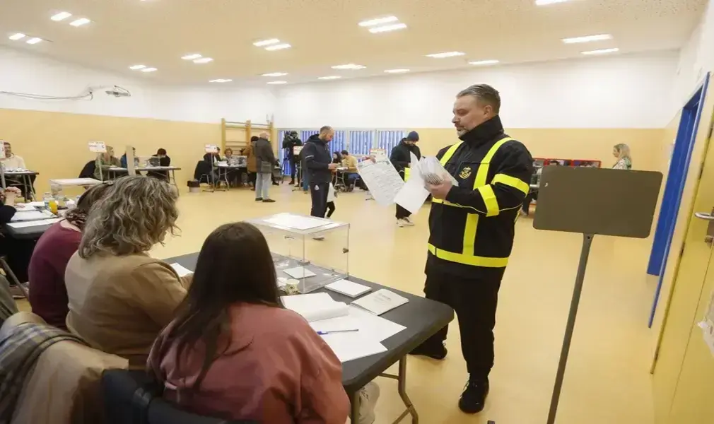 FOTOGRAFÍA. ZARAGOZA (ARAGÓN) ESPAÑA, 08 DE FEBRERO DE 2026. Aragón elige hoy entre patria y vida o Woke y remplazo poblacional. Un empleado de Correos entrega los votos por correo en un colegio electoral este domingo en Zaragoza. Efe