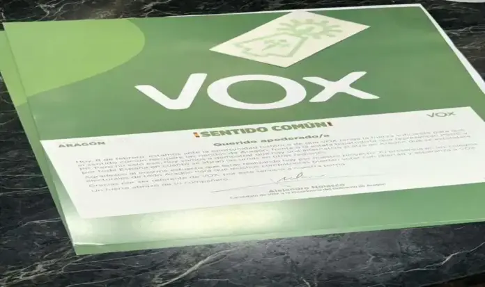 FOTOGRAFÍA. ZARAGOZA (ARAGÓN) ESPAÑA, 08 DE FEBRERO DE 2026. Aragón elige hoy entre patria y vida o Woke y remplazo poblacional. Calle Bambú 12 de Madrid agradece a la militancia por movilizarse hoy desde el resto de España para ayudar como apoderados en colegios electorales a sus compatriotas aragoneses, militantes de VOX. "Nuestro máximo agradecimiento a todos los apoderados de VOX que están velando para que las Elecciones Aragón sean limpias y transparentes". "Si ocurre una incidencia con las papeletas en algún colegio electoral, ponte en contacto con ellos, con el presidente de la mesa o con la Policía. ¡Buena jornada electoral a todos!". Efe