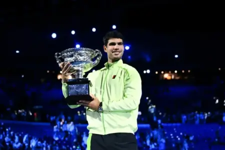 FOTOGRAFÍA. MELBOURNE (AUSTRALIA), 01 DE FEBRERO DE 2026. Alcaraz consolida su condición de número uno ante Djokovic en Australia. El español Carlos Alcaraz Garfia posa con el trofeo tras ganar el Abierto de Australia ante el serbio Novak Djokovic. Efe