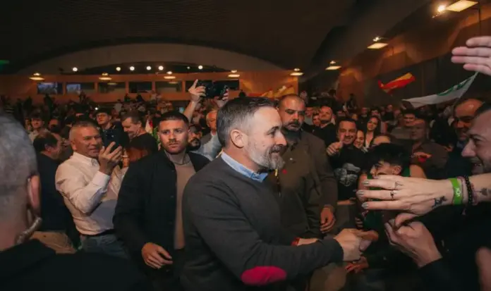 FOTOGRAFÍA. SALAMANCA (SALAMANCA) CASTILLA Y LEÓN (ESPAÑA), 23 DE FEBRERO DE 2026. Abascal y candidato Pollán se dan un baño de masas en Salamanca. El candidato de VOX a la presidencia de la Junta de Castilla y León para los comicios autonómicos del próximo 15 de marzo, Carlos Pollán Fernández (d); y el presidente de VOX y Patriots of Europe, Santiago Abascal Conde (c); junto a la cabeza de lista de VOX por Salamanca a las Cortes de Castilla y León, Carlos Menéndez Blanco; han participado esta noche en un mitin de precampaña electoral para los comicios autonómicos del próximo 15 de marzo, en la capital de la provincia de Salamanca, Salamanca, un encuentro que ha reunido «más de 1.000 personas», según fuentes de la organización. Lasvocesdelpueblo (Ñ Pueblo)