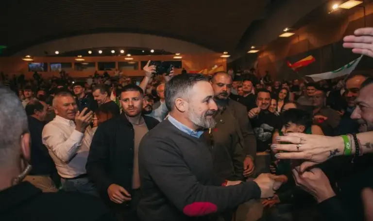 FOTOGRAFÍA. SALAMANCA (SALAMANCA) CASTILLA Y LEÓN (ESPAÑA), 23 DE FEBRERO DE 2026. Abascal y candidato Pollán se dan un baño de masas en Salamanca. El candidato de VOX a la presidencia de la Junta de Castilla y León para los comicios autonómicos del próximo 15 de marzo, Carlos Pollán Fernández (d); y el presidente de VOX y Patriots of Europe, Santiago Abascal Conde (c); junto a la cabeza de lista de VOX por Salamanca a las Cortes de Castilla y León, Carlos Menéndez Blanco; han participado esta noche en un mitin de precampaña electoral para los comicios autonómicos del próximo 15 de marzo, en la capital de la provincia de Salamanca, Salamanca, un encuentro que ha reunido «más de 1.000 personas», según fuentes de la organización. Lasvocesdelpueblo (Ñ Pueblo)