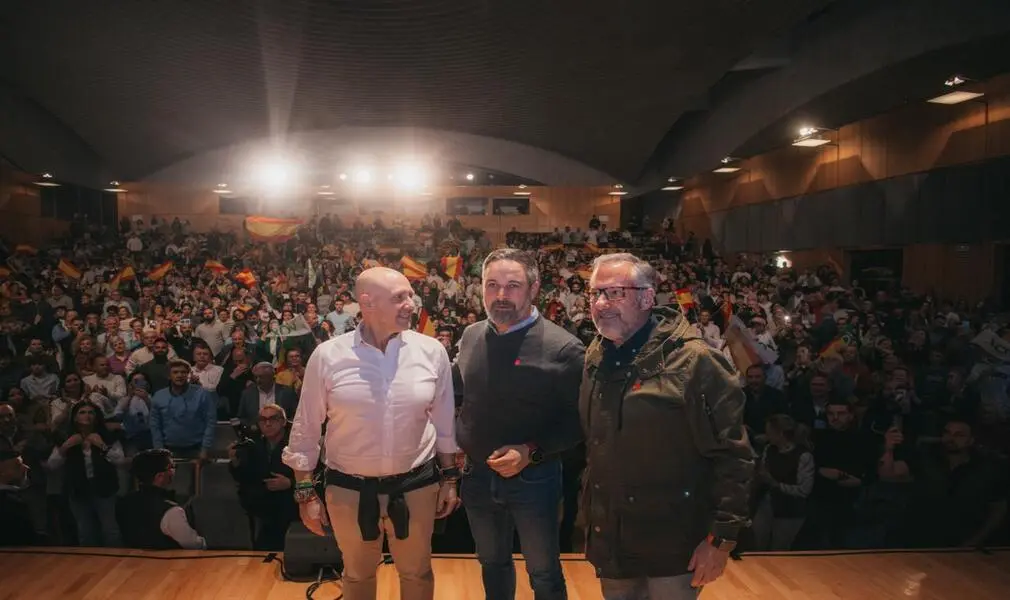 FOTOGRAFÍA. SALAMANCA (SALAMANCA) CASTILLA Y LEÓN (ESPAÑA), 23 DE FEBRERO DE 2026. Abascal y candidato Pollán se dan un baño de masas en Salamanca. El candidato de VOX a la presidencia de la Junta de Castilla y León para los comicios autonómicos del próximo 15 de marzo, Carlos Pollán Fernández (d); y el presidente de VOX y Patriots of Europe, Santiago Abascal Conde (c); junto a la cabeza de lista de VOX por Salamanca a las Cortes de Castilla y León, Carlos Menéndez Blanco; han participado esta noche en un mitin de precampaña electoral para los comicios autonómicos del próximo 15 de marzo, en la capital de la provincia de Salamanca, Salamanca, un encuentro que ha reunido «más de 1.000 personas», según fuentes de la organización. Lasvocesdelpueblo (Ñ Pueblo)