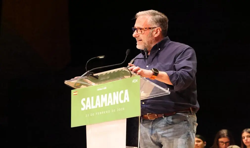 FOTOGRAFÍA. SALAMANCA (SALAMANCA) CASTILLA Y LEÓN (ESPAÑA), 23 DE FEBRERO DE 2026. Abascal y candidato Pollán se dan un baño de masas en Salamanca. El candidato de VOX a la presidencia de la Junta de Castilla y León para los comicios autonómicos del próximo 15 de marzo, Carlos Pollán Fernández (en la imagen); y el presidente de VOX y Patriots of Europe, Santiago Abascal Conde; junto a la cabeza de lista de VOX por Salamanca a las Cortes de Castilla y León, Carlos Menéndez Blanco; han participado esta noche en un mitin de precampaña electoral para los comicios autonómicos del próximo 15 de marzo, en la capital de la provincia de Salamanca, Salamanca, un encuentro que ha reunido «más de 1.000 personas», según fuentes de la organización. Lasvocesdelpueblo (Ñ Pueblo)