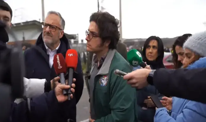 FOTOGRAFÍA. CUBILLOS DEL SIL (CASTILLA Y LEÓN) ESPAÑA, 12 DE FEBRERO DE 2026. Histórica zasca de Figaredo a un periodista Woke en Cubillos del Sil. El portavoz nacional de Economía de VOX y secretario general de la formación en el Congreso de los Diputados, José María Figaredo Álvarez-Sala (José María Figaredo) (3 i); ha visitado junto con el candidato de VOX a las elecciones de Castilla y León, Carlos Pollán Fernández (2 i); la central térmica de Cubillos del Sil, en la provincia de León, Comunidad Autónoma de Castilla y León (CyL). Lasvocesdelpueblo (Ñ Pueblo)