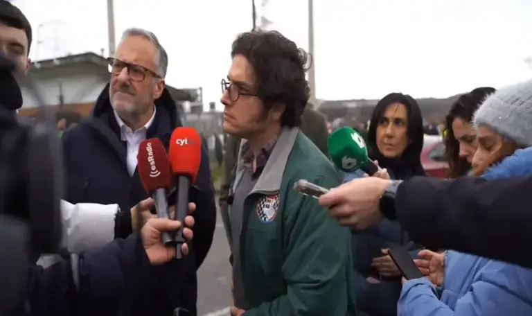 FOTOGRAFÍA. CUBILLOS DEL SIL (CASTILLA Y LEÓN) ESPAÑA, 12 DE FEBRERO DE 2026. Histórica zasca de Figaredo a un periodista Woke en Cubillos del Sil. El portavoz nacional de Economía de VOX y secretario general de la formación en el Congreso de los Diputados, José María Figaredo Álvarez-Sala (José María Figaredo) (3 i); ha visitado junto con el candidato de VOX a las elecciones de Castilla y León, Carlos Pollán Fernández (2 i); la central térmica de Cubillos del Sil, en la provincia de León, Comunidad Autónoma de Castilla y León (CyL). Lasvocesdelpueblo (Ñ Pueblo)