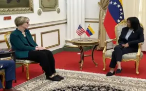 FOTOGRAFÍA. CARACAS (VEEZUELA), 03 DE FEBRERO DE 2025. La diplomática estadounidense, Laura Farnsworth Dogu (Laura Dogu) (i), oficializa la presencia de EEUU en Venezuela. "Nuestra presencia aquí hoy marca un nuevo capítulo y estoy lista para comenzar a trabajar. ¡Manos a la obra!" tras una reunión con la narcotirana que ejerce de presidente interina, títere de la Administración Donald John Trump/James David Vance, Delcy Eloína Rodríguez Gómez (Delcy Rodríguez) (d); en el Palacio de Miraflores. Embajada de EEUU en Caracas/Lasvocesdelpueblo (Ñ Pueblo) 