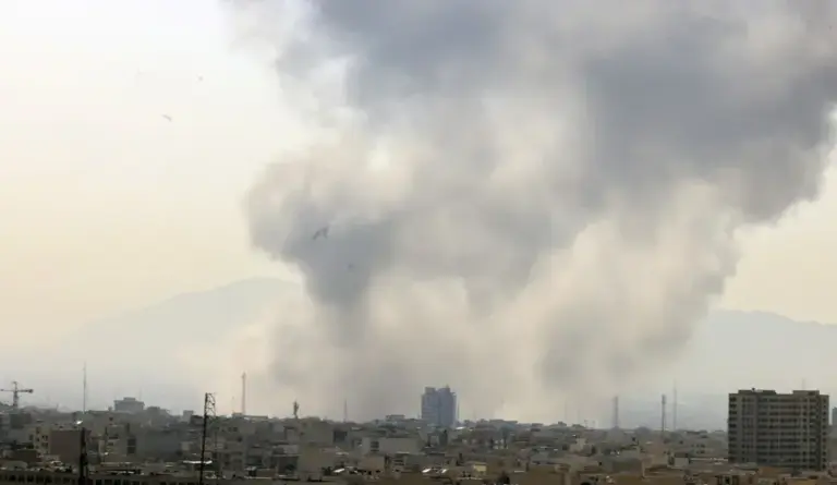 FOTOGRAFÍA. TEHERÁN (IRÁN), 27 DE FEBRERO DE 2027. EEUU e Israel inician la ofensiva militar contra el nuclear de Irán. Columnas de humo sobre el cielo de Teherán tras el ataque israelí de este sábado, 28 de febrero. Efe