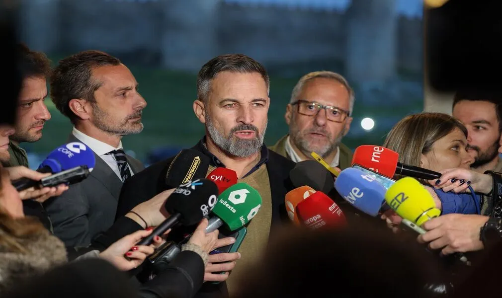 FOTOGRAFÍA. ÁVILA (CASTILLA Y LEÓN) ESPAÑA, 09 DE FEBRERO DE 2026. El presidente de VOX y de Patriots of Europe, Santiago Abascal Conde, atiende a los medios de comunicación antes de participar en el acto de presentación de los candidatos de VOX a las elecciones castellanoleonesas del próximo 15 de marzo de 2026. Lasvocesdelpueblo (Ñ Pueblo)