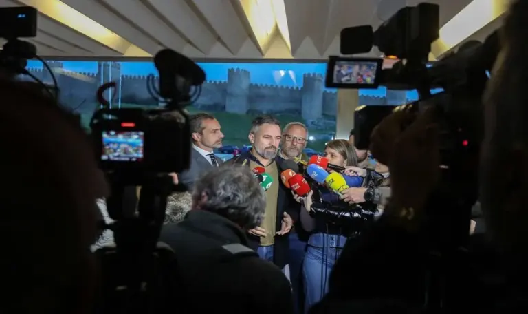 FOTOGRAFÍA. ÁVILA (CASTILLA Y LEÓN) ESPAÑA, 09 DE FEBRERO DE 2026. El presidente de VOX y de Patriots of Europe, Santiago Abascal Conde, atiende a los medios de comunicación antes de participar en el acto de presentación de los candidatos de VOX a las elecciones castellanoleonesas del próximo 15 de marzo de 2026. Lasvocesdelpueblo (Ñ Pueblo)