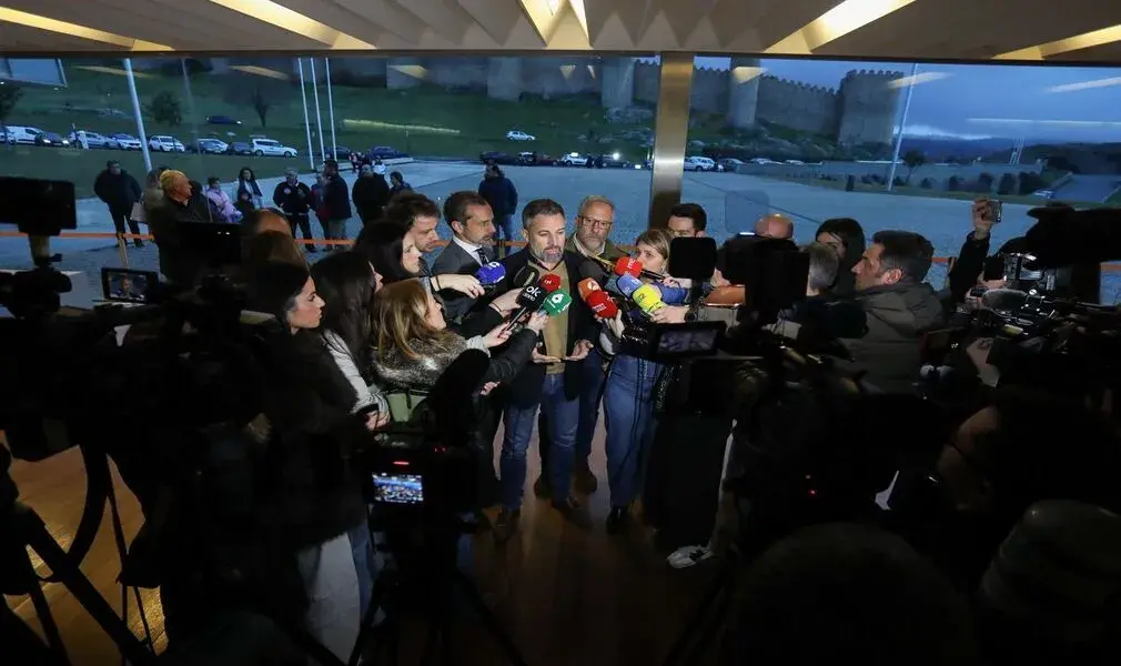 FOTOGRAFÍA. ÁVILA (CASTILLA Y LEÓN) ESPAÑA, 09 DE FEBRERO DE 2026. El presidente de VOX y de Patriots of Europe, Santiago Abascal Conde, atiende a los medios de comunicación antes de participar en el acto de presentación de los candidatos de VOX a las elecciones castellanoleonesas del próximo 15 de marzo de 2026. Lasvocesdelpueblo (Ñ Pueblo)