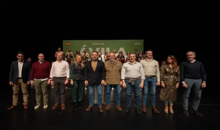 FOTOGRAFÍA. ÁVILA (CASTILLA Y LEÓN) ESPAÑA, 09 DE FEBRERO DE 2026. Abascal: Una esperanza recorre nuestra patria. El presidente de VOX y de Patriots of Europe, Santiago Abascal Conde (5 i); participa en el acto de presentación de los candidatos de VOX a las elecciones castellanoleonesas del próximo 15 de marzo de 2026, con Carlos Pollán Fernández (6 i) de candidato de VOX a la Presidencia de Castilla y León. Lasvocesdelpueblo (Ñ Pueblo)