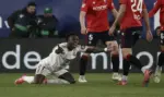 FOTOGRAFÍA. PAMPLONA (NAVARRA) ESPAÑA, 21 DE FEBRERO DE 2026. El Osasuna vence al Real Madrid quince años después (2-1). El delantero brasileño del Real Madrid Vinicius Jr. (i) se queja durante el partido de la jornada 25 de LaLiga que disputaron CA Osasuna y Real Madrid, este sábado en el estadio de El Sadar, en Pamplona. Efe