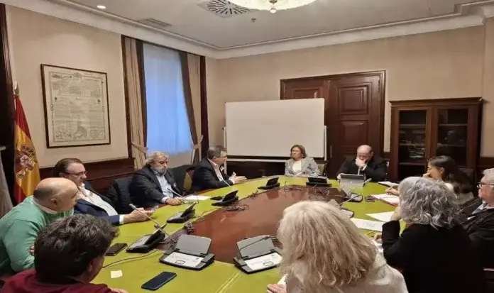 FOTOGRAFÍA. MADRID (ESPAÑA), 13 DE FEBRERO DE 2026. La portavoz Nacional de VOX en materia de Sanidad y diputada por Barcelona al Parlamento de Cataluña, María Elisa García Fuster (fondo i); y el diputado por Alicante al Congreso de los Diputados y portavoz del Grupo Parlamentario de VOX en la Comisión de Sanidad de la Cámara Baja, David García Gomis (fondo d); se reunieron este viernes por la tarde con el Comité de Huelga Médico, donde volvieron a mostrar su apoyo a sus "justas reivindicaciones". Lasvocesdelpueblo)