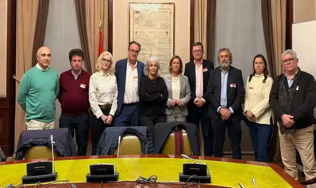 FOTOGRAFÍA. MADRID (ESPAÑA), 13 DE FEBRERO DE 2026. La portavoz Nacional de VOX en materia de Sanidad y diputada por Barcelona al Parlamento de Cataluña, María Elisa García Fuster (5 i); y el diputado por Alicante al Congreso de los Diputados y portavoz del Grupo Parlamentario de VOX en la Comisión de Sanidad de la Cámara Baja, David García Gomis; se reunieron este viernes por la tarde con el Comité de Huelga Médico, donde volvieron a mostrar su apoyo a sus "justas reivindicaciones". Lasvocesdelpueblo)