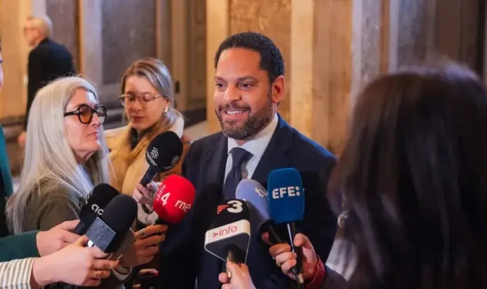 FOTOGRAFÍA. BARCELONA (CATALUÑA) ESPAÑA, 10 DE FEBRERO DE 2026. El PP pactó la expulsión de España en Cataluña y ahora no pacta con VOX. El secretario general de VOX y presidente del Grupo Parlamentario de los patriotas en el Parlamento de Cataluña, Ignacio Garriga Vaz de Conceiçao, atiende a los medios de comunicación en los llamados "Pasos Perdidos" de la Cámara Catalana. Lasvocesdelpueblo (Ñ Pueblo)