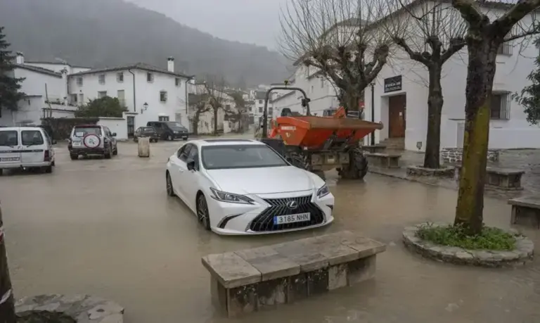 FOTOGRAFÍA. CÁDIZ (ANDALUCÍA) ESPAÑA, 04 DE FEBRERO DE 2026. La Borrasca Leonardo inunda Andalucía dejando miles de desalojados y un herido. Calle inundada en Grazalema (Cádiz) este miércoles. Efe 