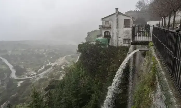 FOTOGRAFÍA. CÁDIZ (ANDALUCÍA) ESPAÑA, 04 DE FEBRERO DE 2026. Jueves de lluvias generalizadas fuertes o persistentes . La Borrasca Leonardo inunda Andalucía dejando miles de desalojados y un herido. Un caño desagua en Grazalema (Cádiz) este miércoles. Efe