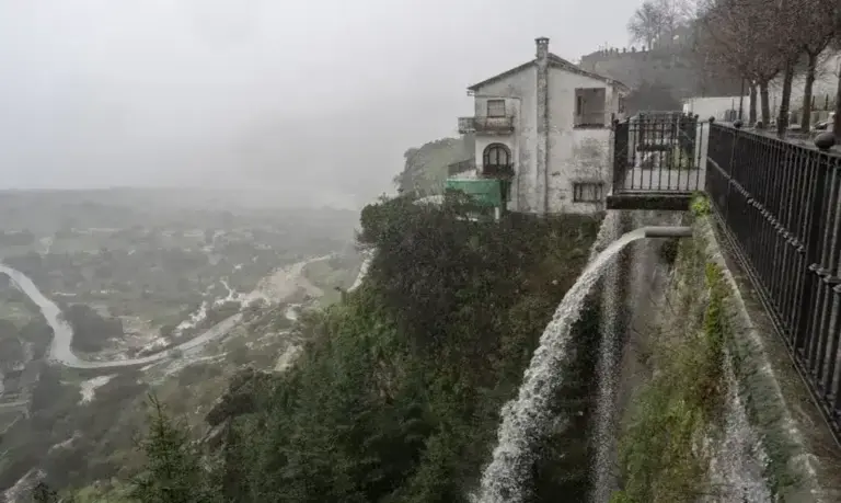 FOTOGRAFÍA. CÁDIZ (ANDALUCÍA) ESPAÑA, 04 DE FEBRERO DE 2026. Jueves de lluvias generalizadas fuertes o persistentes . La Borrasca Leonardo inunda Andalucía dejando miles de desalojados y un herido. Un caño desagua en Grazalema (Cádiz) este miércoles. Efe
