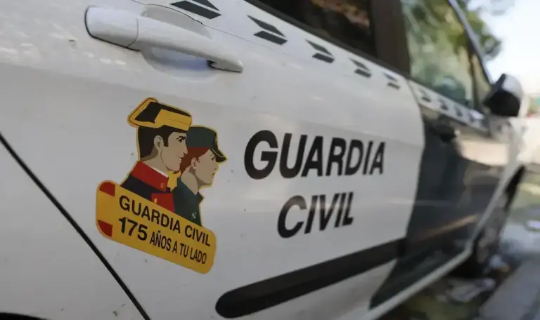 FOTOGRAFÍA. BARCELONA (CATALUÑA) ESPAÑA, 02 DE DICIEMBRE DE 2025. El general Francisco Franco Bahamonde intentó que desapareciera la Guardia Civil. Detalle de una imagen de un coche de la Guardia Civil. Efe